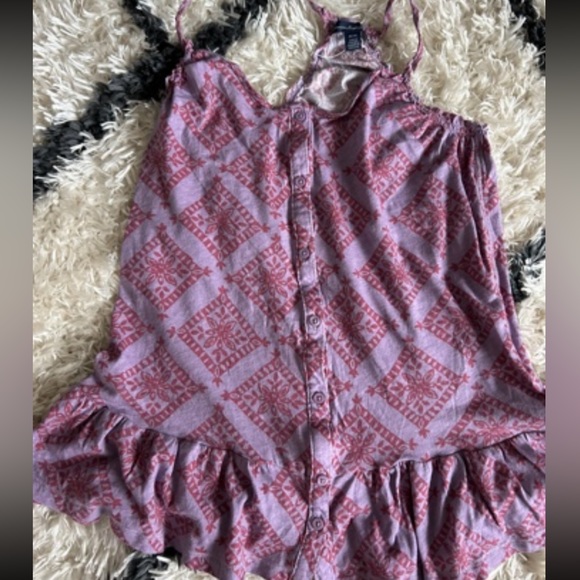 A shirt bundle with 5 tops (sizes include 1- XS, 3- smalls, and 1- medium) - Picture 4 of 11